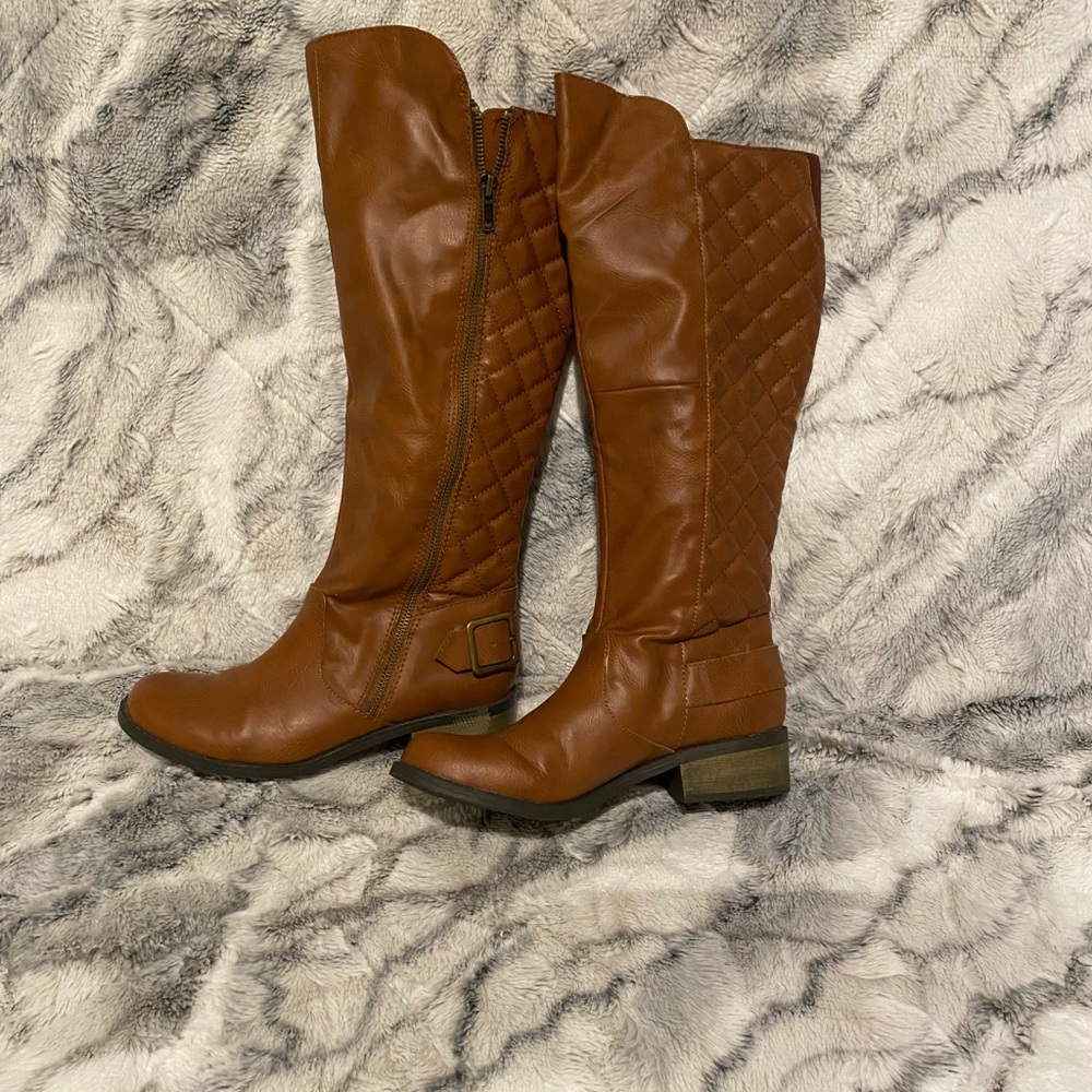 6.5 boot with heel. In ok condition, zipper rarely works. Some cracks in leather